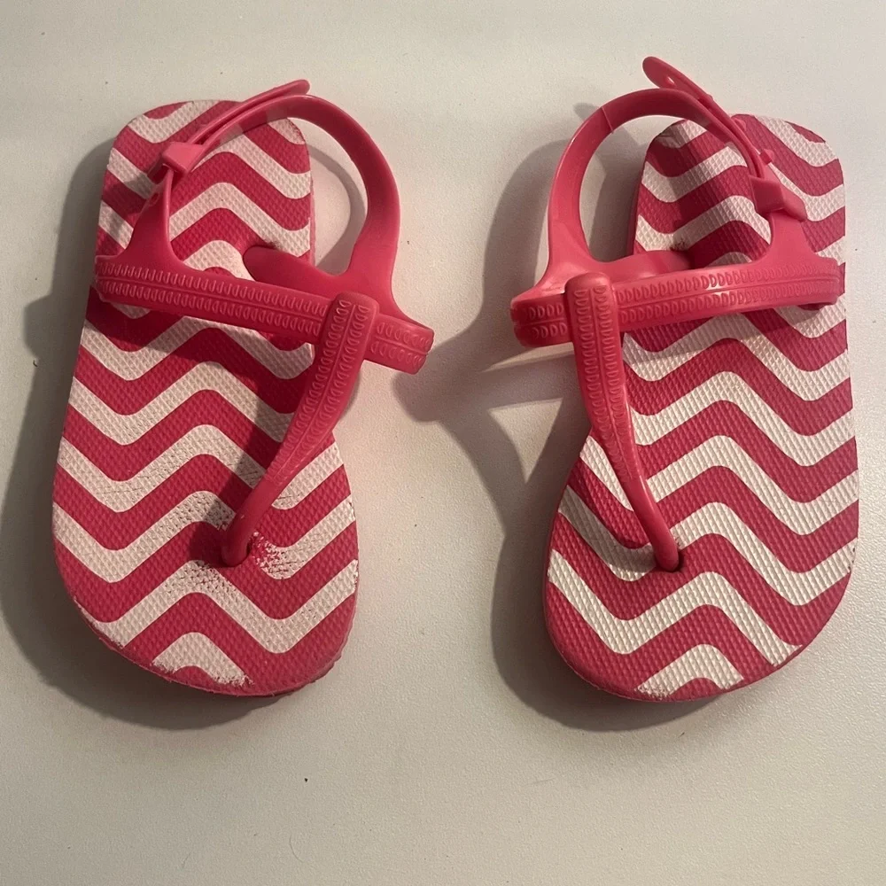 Girl/Youth/toddler summer, pink and white sandals size 7/8​
